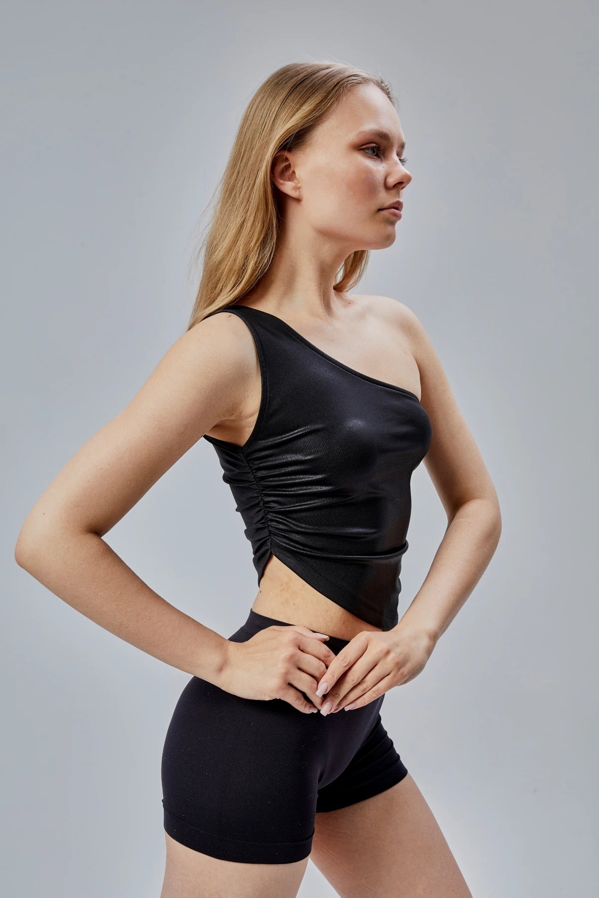 Tek Omuz Büzgülü Deri Görünümlü Bluz